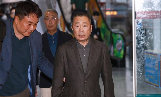 두산 박정원 회장·박지원 부회장, 네팔 카트만두 도착