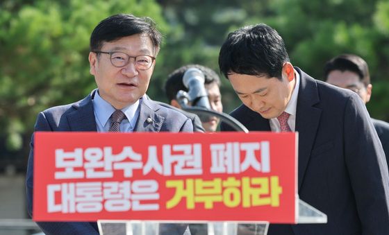 대화하는 장동혁·정점식
