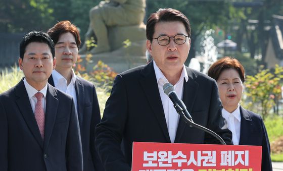 발언하는 신동욱 최고위원