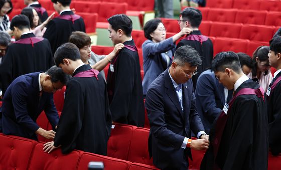 법복 입혀주는 가족들