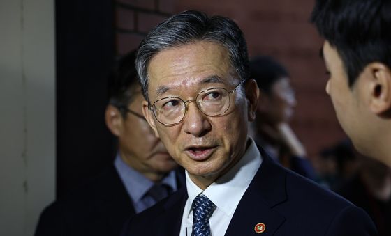 취재진 질문에 답하는 정성호 법무장관