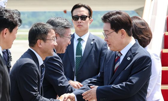 한병도 직무대행과 인사하는 이재명 대통령