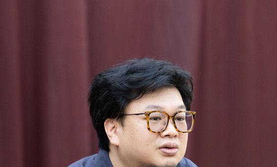 '싱크넥스트 26 음악극' 설명하는 양정욱 시노그라퍼