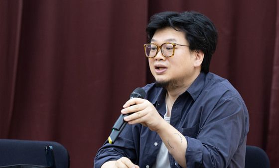 '싱크넥스트 26 음악극' 설명하는 양정욱 시노그라퍼