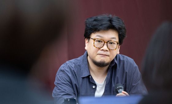 '싱크넥스트 26 음악극' 설명하는 양정욱 시노그라퍼