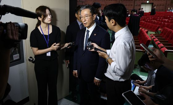 취재진 앞에 선 정성호 법무장관