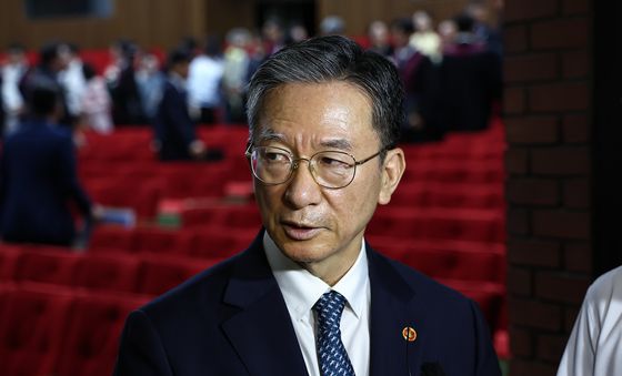 취재진 질문에 답하는 정성호 법무장관