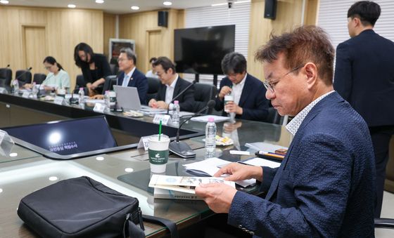 경찰개혁위 백서 살피는 김남준 위원장