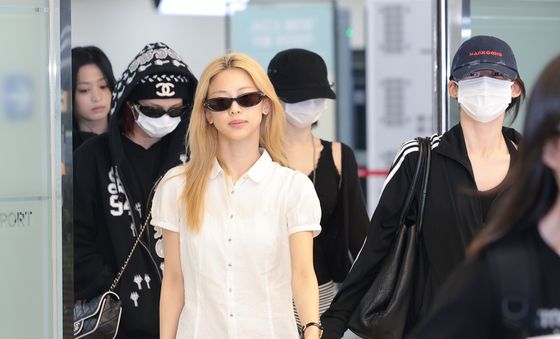 입국하는 베이비몬스터