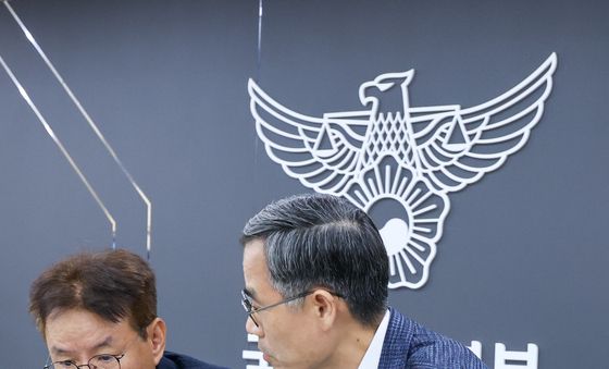 유승렬 수사기획조정관과 대화하는 김남준 위원장
