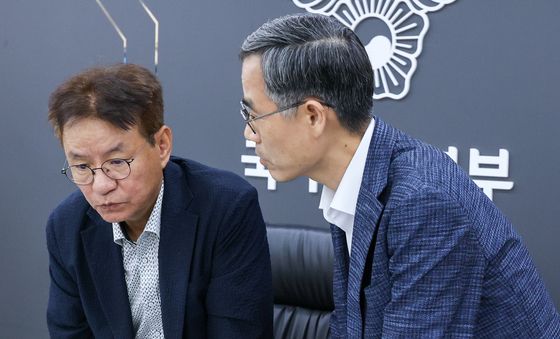 유승렬 수사기획조정관과 대화하는 김남준 위원장