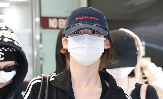 로라, 마스크 뚫고 나오는 광채 눈빛