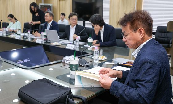 백서 살펴보는 김남준 위원장