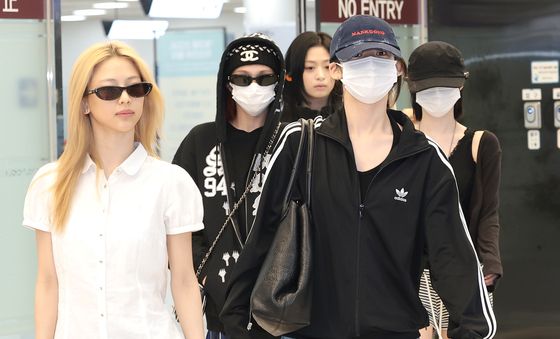 입국하는 베이비몬스터