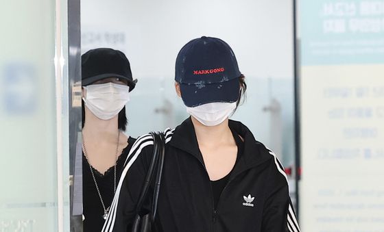 아사·로라, 해외일정 마치고 입국