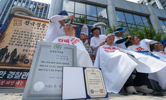 '모범공무원증' 앞에 두고 삭발