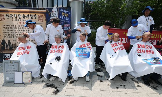 경찰들의 삭발