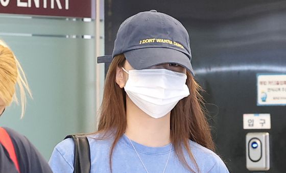 르세라핌 홍은채, 편안한 차림으로 입국