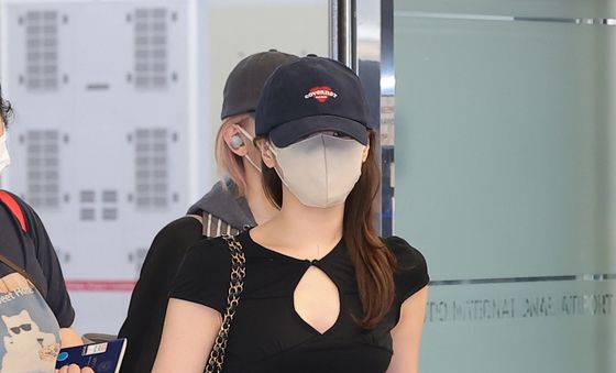 르세라핌 김채원, 여름엔 '쪼리'