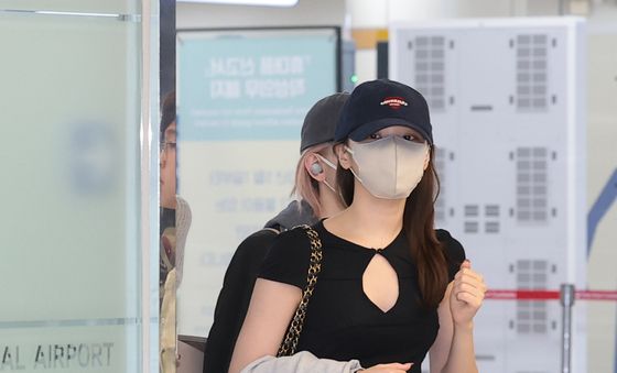 김채원, 해외 일정 마치고 입국