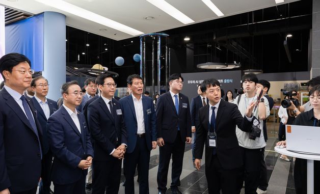 모두의 AI 배움터 사업 설명 듣는 배경훈 부총리