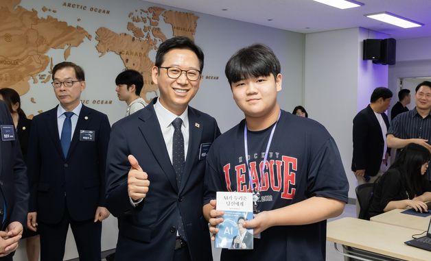 학생 요청에 책에 사인한 배경훈 부총리