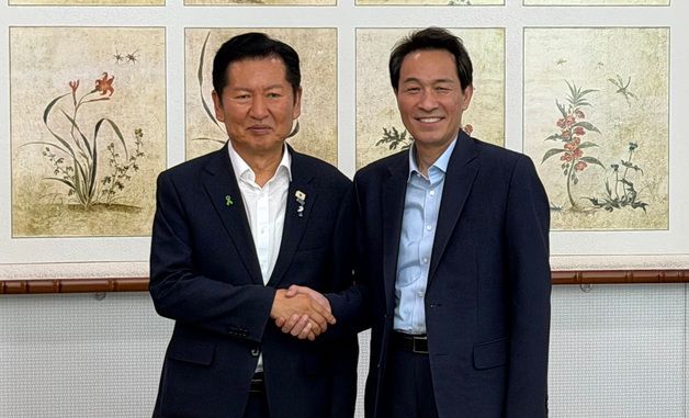악수하는 정청래 당대표 후보와 우상호 강원도지사