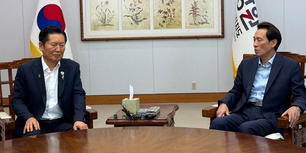 이야기 나누는 정청래 당대표 후보와 우상호 강원도지사