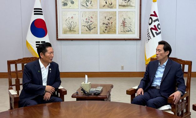이야기 나누는 정청래 당대표 후보와 우상호 강원도지사