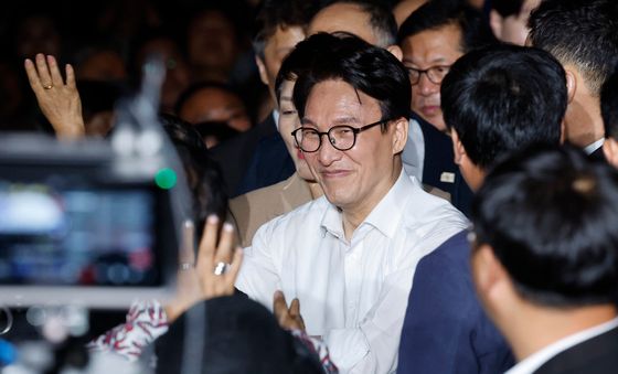 입장하는 김민석