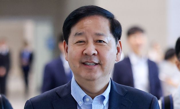 밝은 표정으로 출국하는 구윤철 부총리