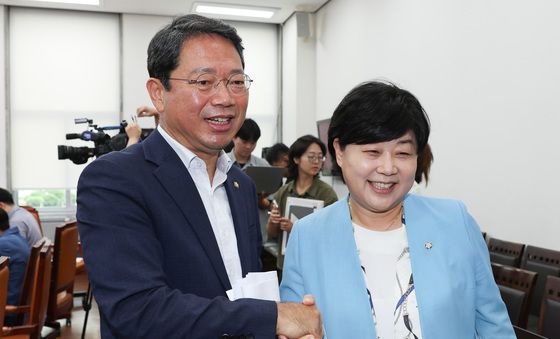 악수하는 김승원·서영교