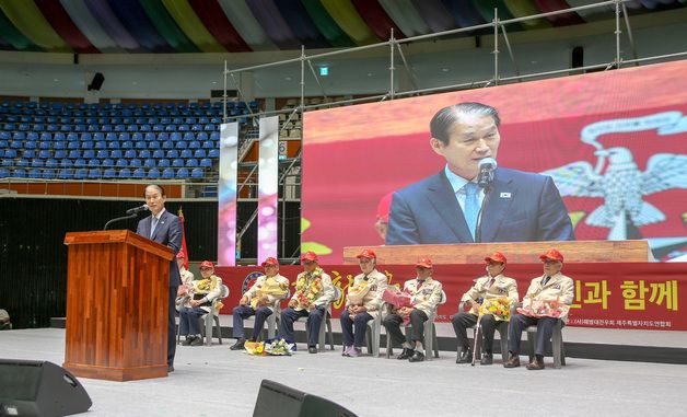 제주 해병대의 날 기념식 축사하는 권오을 장관