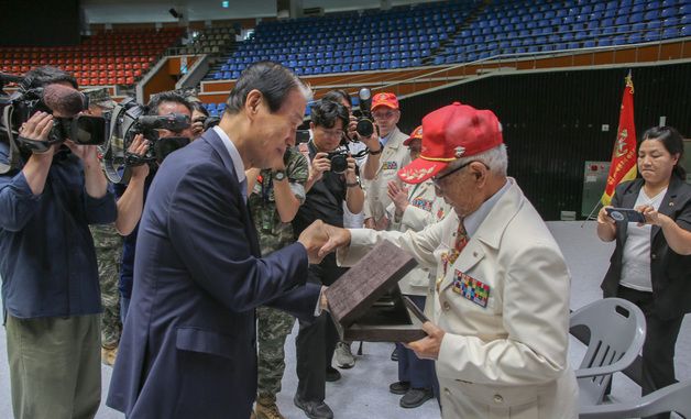 6.25전쟁 영웅 선정패 전달하는 권오을 장관
