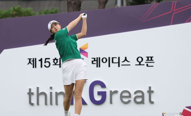 티샷하는 박혜준