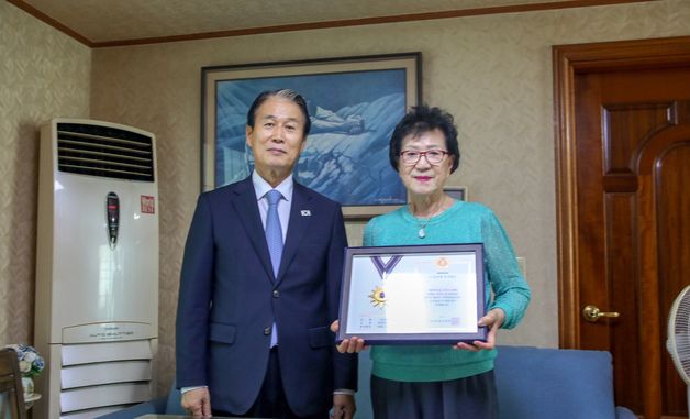 권오을 국가보훈부 장관, 6.25전쟁 전몰군경 헌정패 수여