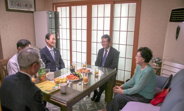 권오을 보훈부 장관, 6.25 전쟁 전몰군경 유족 방문