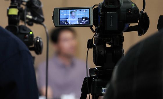 취재진 앞에 선 '네팔 대홍수 생존' 두산에너빌리티 현장소장