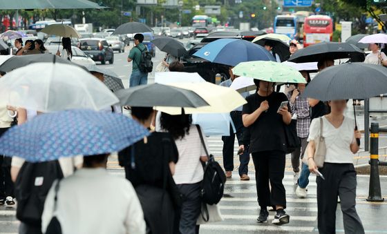 우산 쓰고 길건너는 시민들