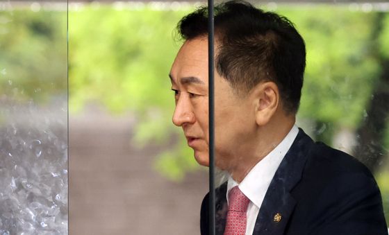 김기현, '로저비비에 선물' 의혹 법정 출석