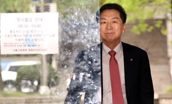 김기현, '김건희 로저비비에 선물' 의혹 재판 출석