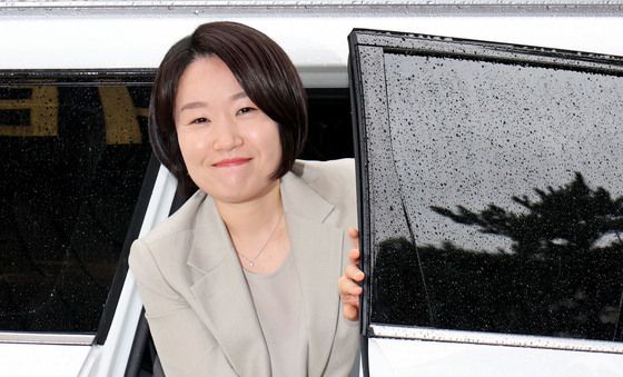 밝은 표정으로 출근하는 이소영 중기부 장관 후보자