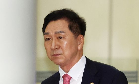 김기현 의원, 청탁금지법 위반 공판 출석