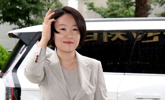 출근하는 이소영 중기부장관 후보자