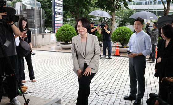 출근하는 이소영 중기부 장관 후보자