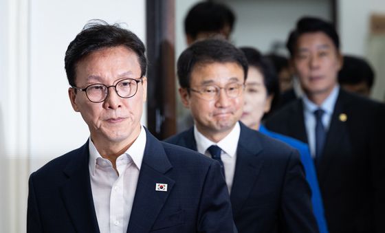 최고위원회의 들어서는 민주당 지도부