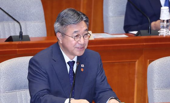 예결위 답변하는 윤호중 장관