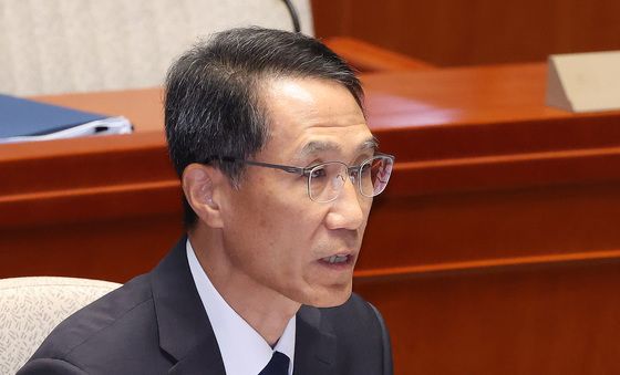 답변하는 유재성 경찰청장 직무대행