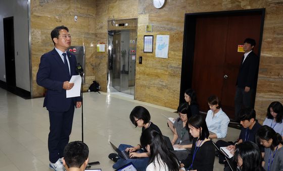 취재진 앞에서 소감 밝히는 김승원 후보자
