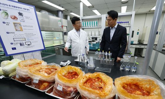 중국산 김치 안전성 현황 보고 받는 오세훈 서울시장